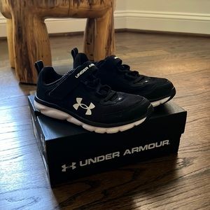 Kids under armour sneaker